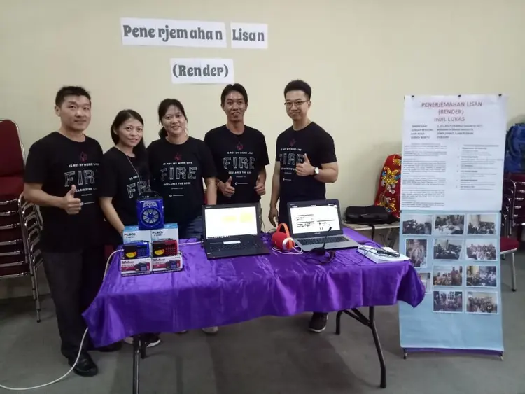 Saat display stand untuk penerjemahan lisan dengan program Render