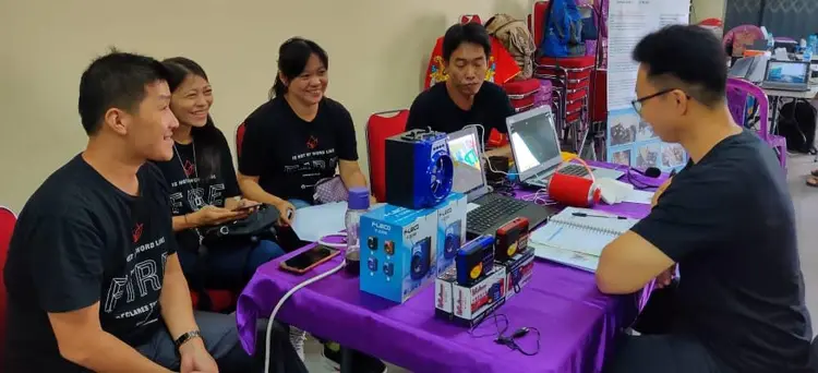 Meja display penerjemahan lisan Render