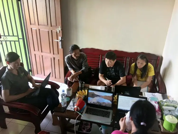 Kegiatan tim ketika melakukan proses cek konsultan dengan orang awam