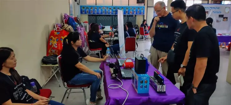 Meja display penerjemahan lisan Render